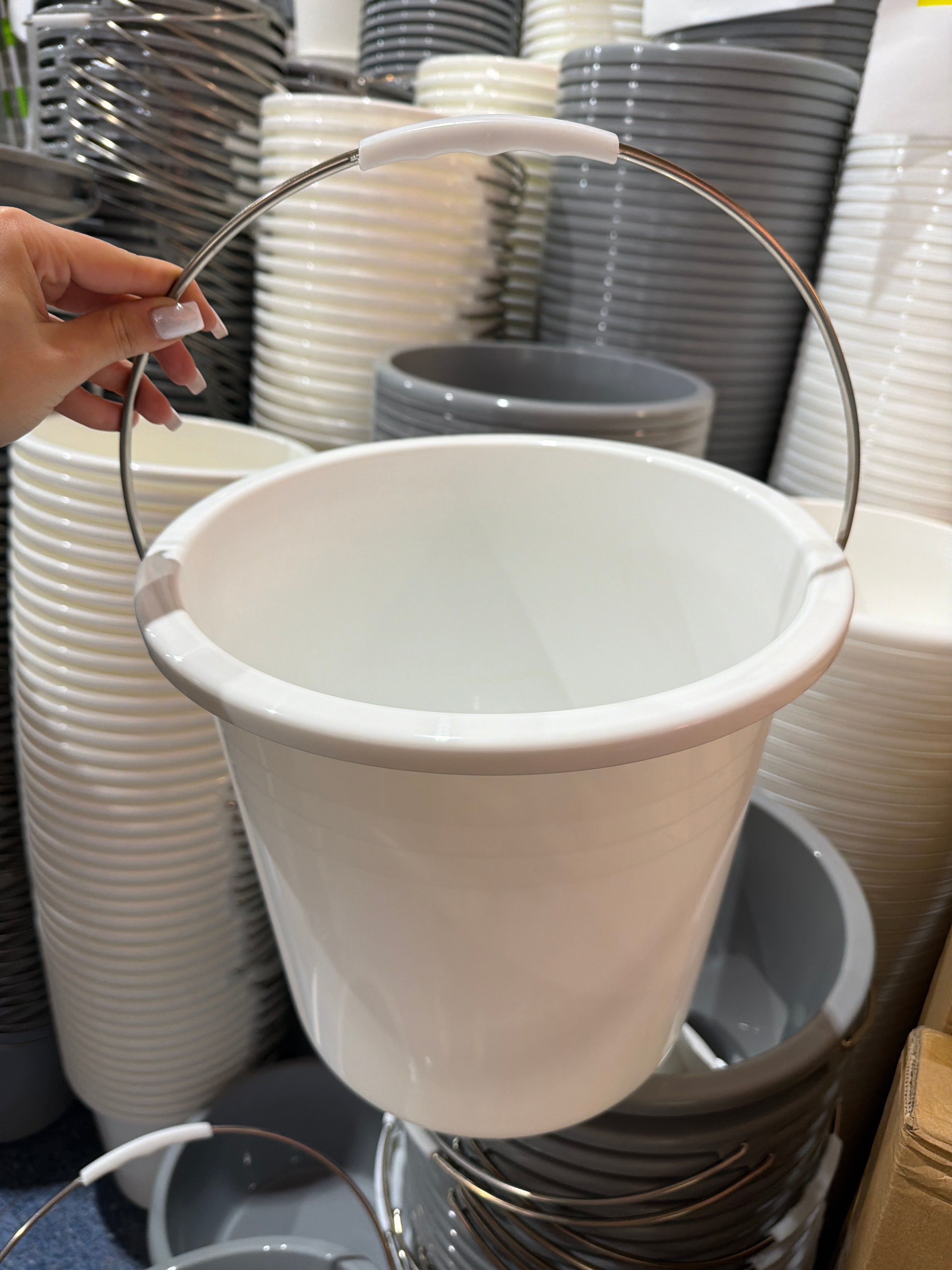 Grand seaux plastique poignée en métal