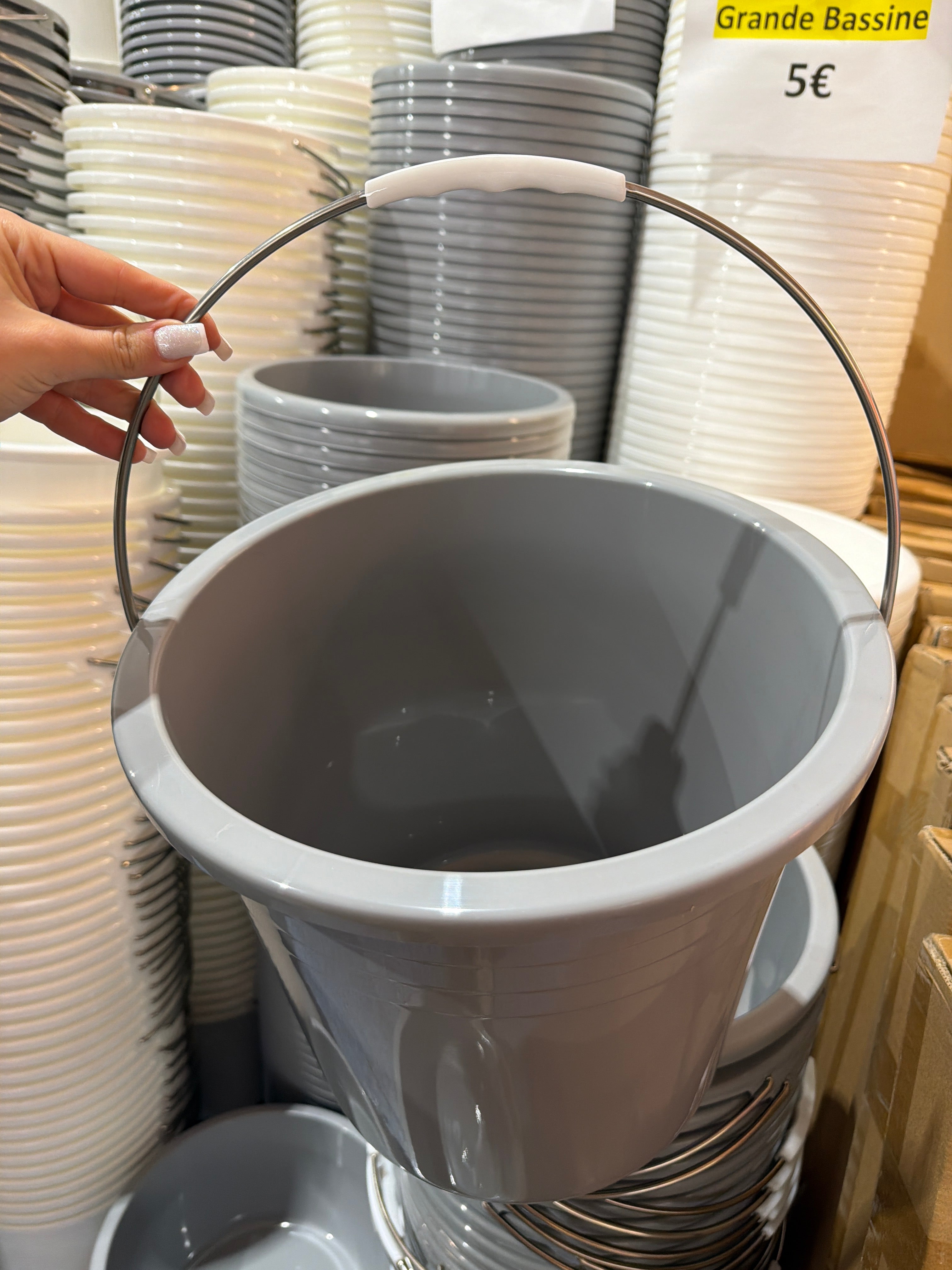 Grand seaux plastique poignée en métal