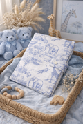 HOUSSE DE CARNET DE SANTÉ
Imprimé inspiration Toile de Jouy bleu