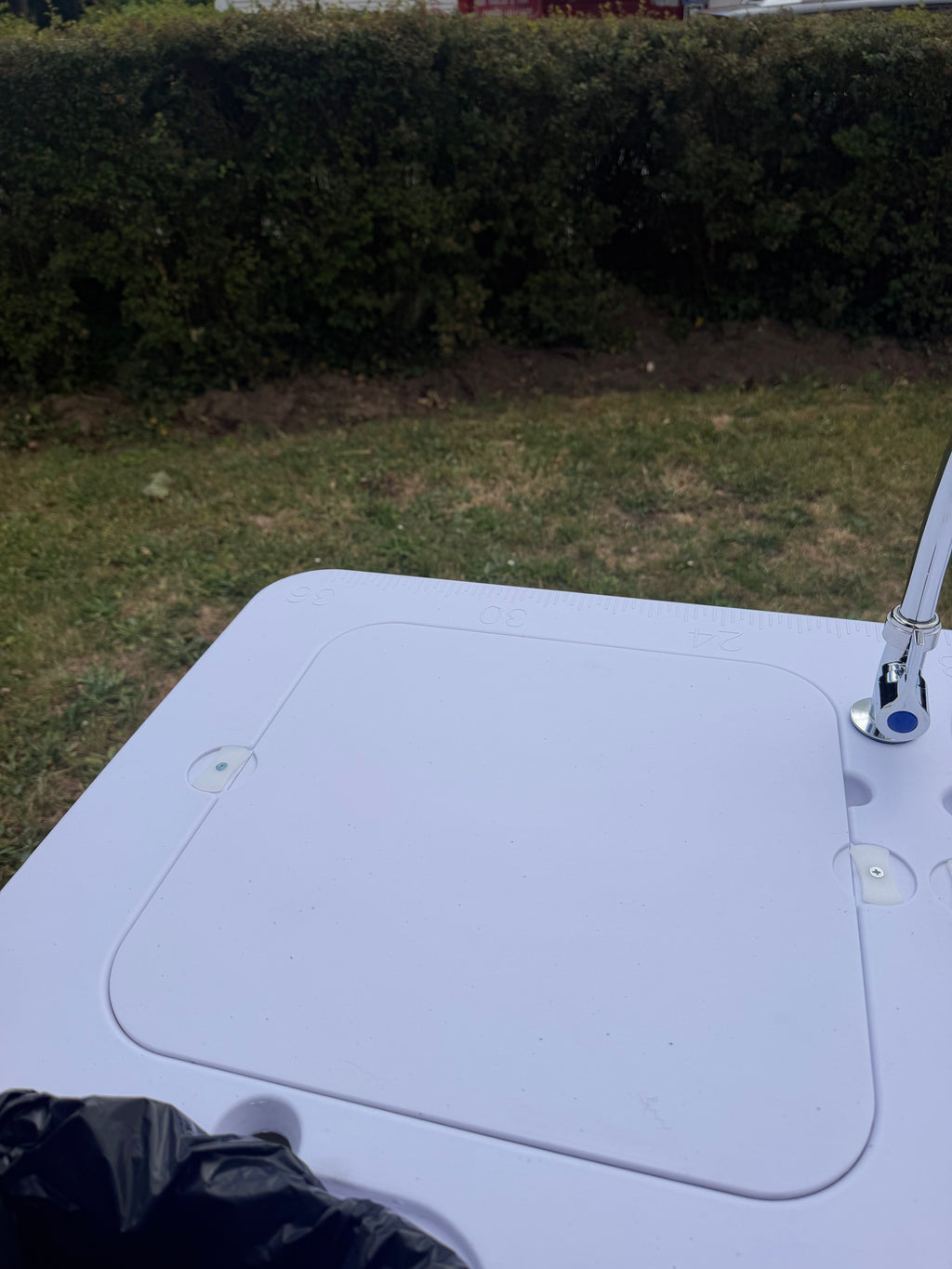 Table de camping pliante avec 2 éviers – Robinet rotatif 360° – Robinet en acier inoxydable – Dimensions 101,5 x 65,5 x 107,5 cm  ⚠️⚠️ à commander seul et en livraison à domicile ⚠️⚠️