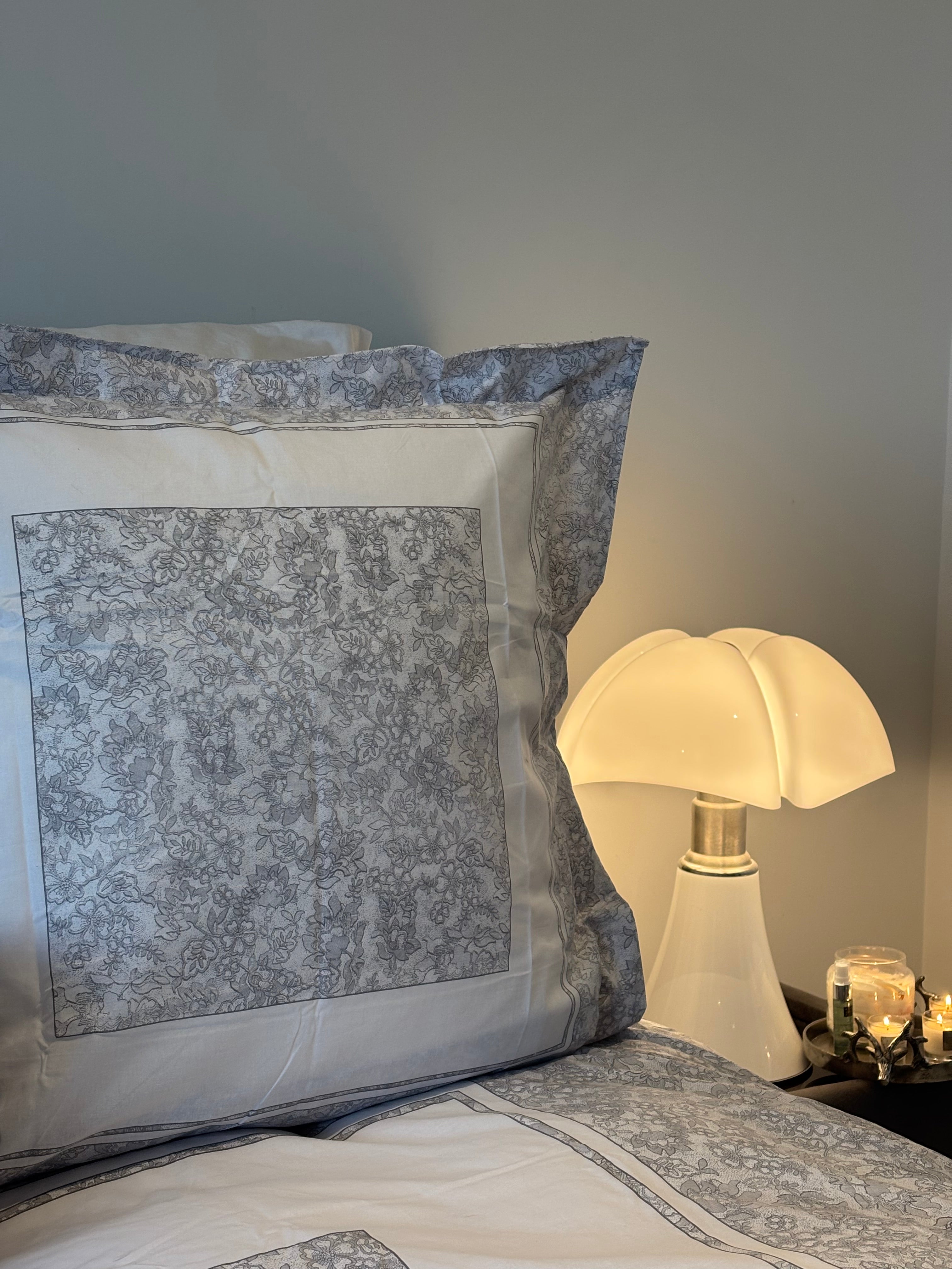 Housse de couette 200x200 motif fleurs grises 100% Coton