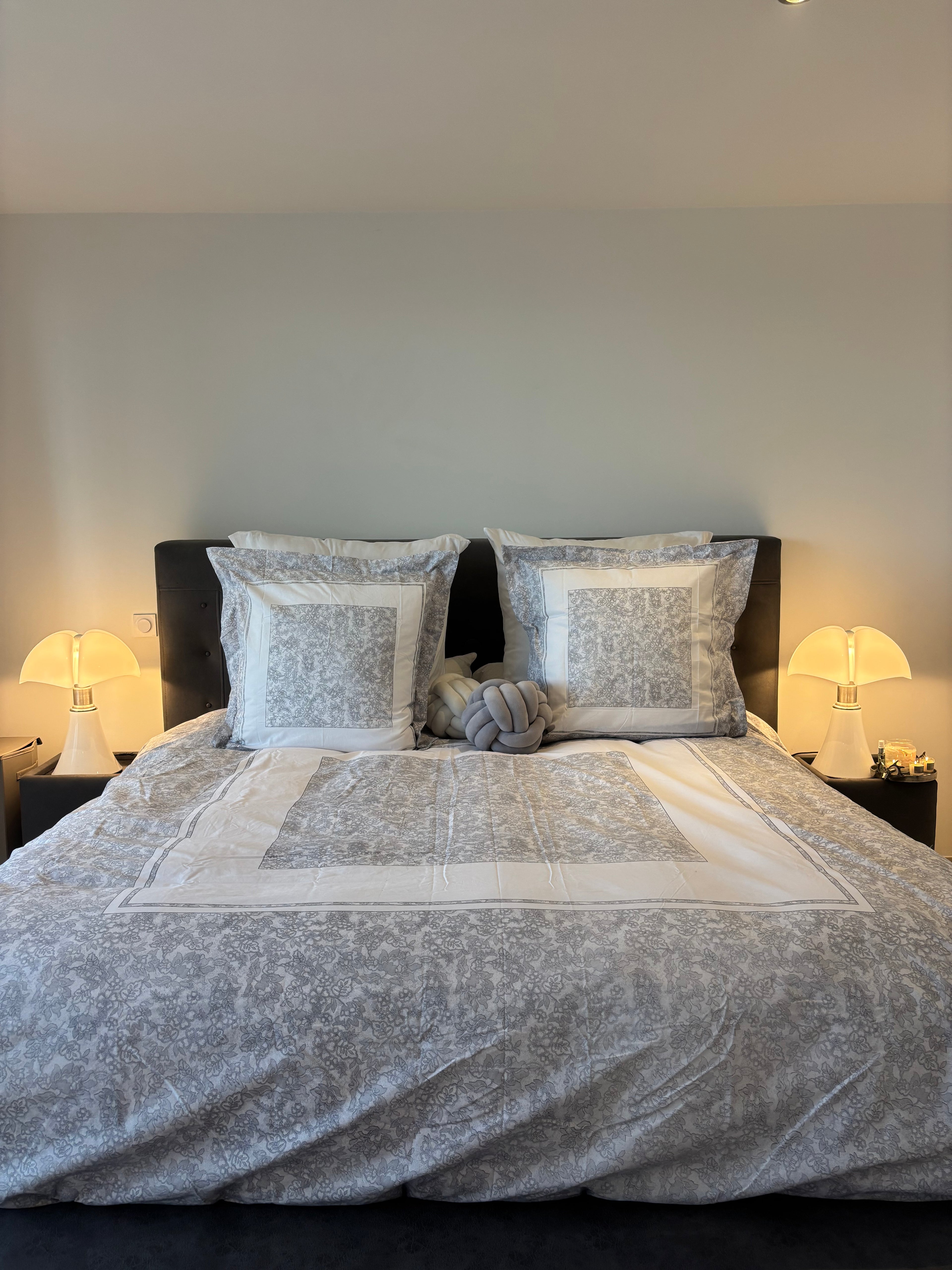 Housse de couette 200x200 motif fleurs grises 100% Coton