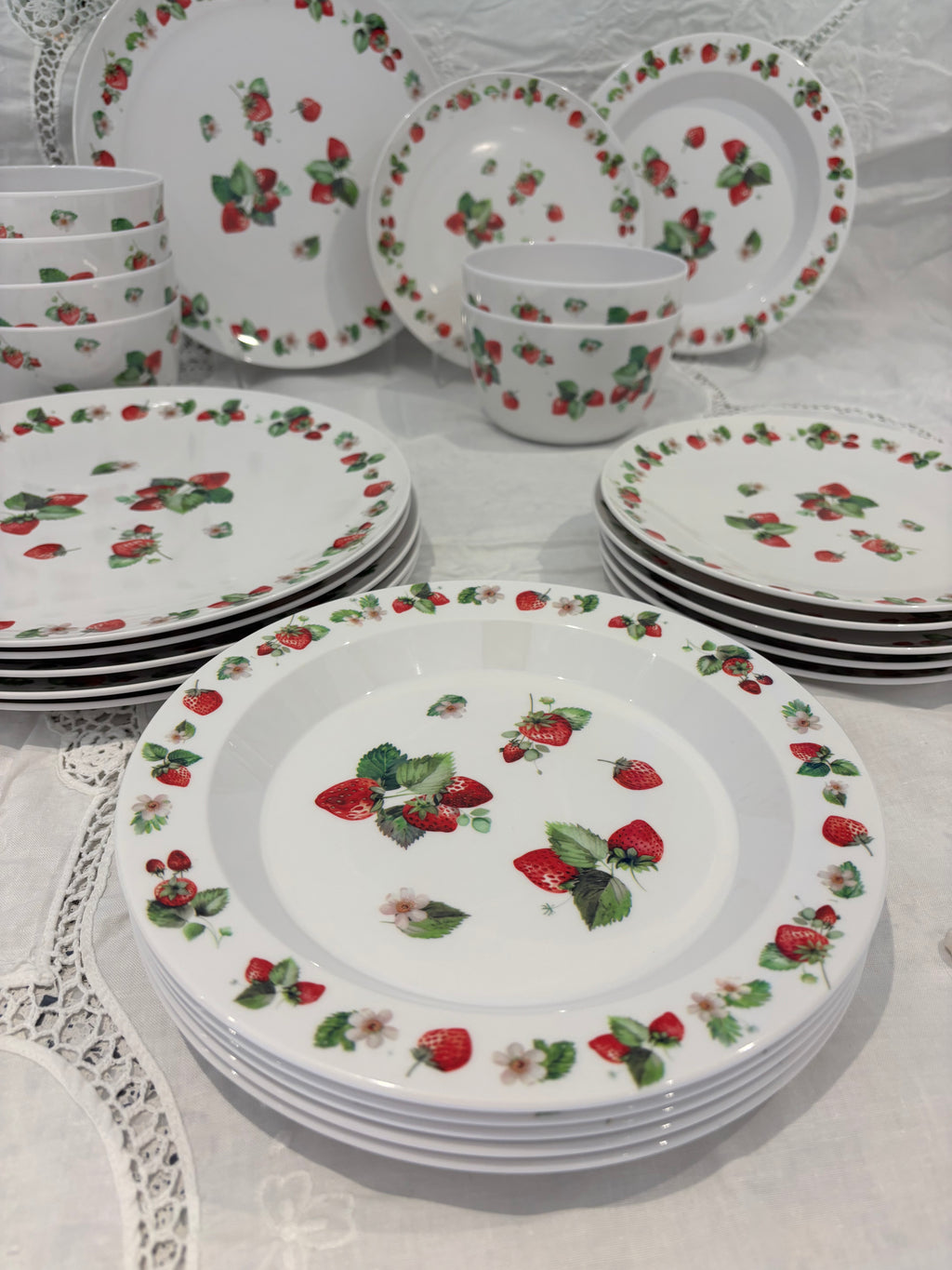 Service de Vaisselle Fraise 24 Pièces en Mélamine