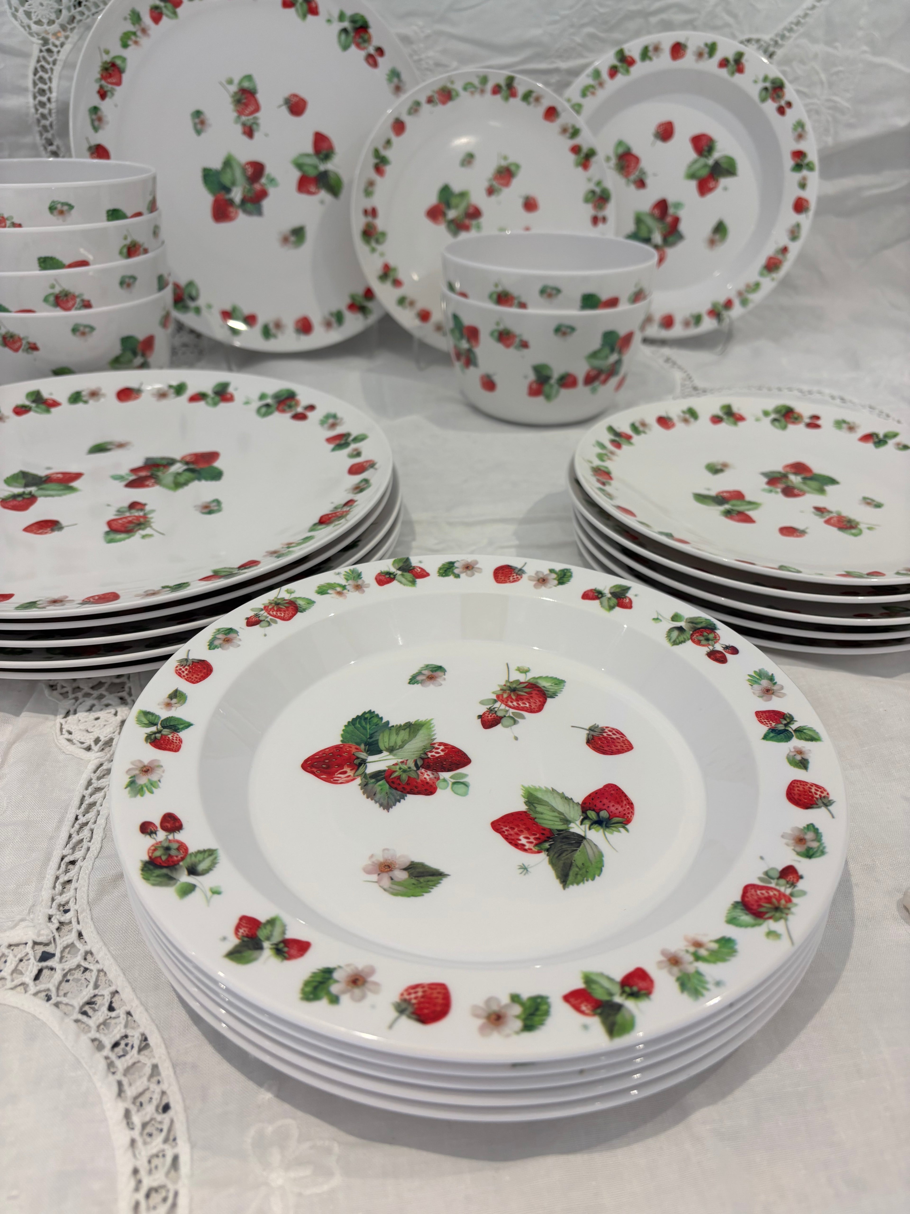 Service de Vaisselle Fraise 24 Pièces en Mélamine