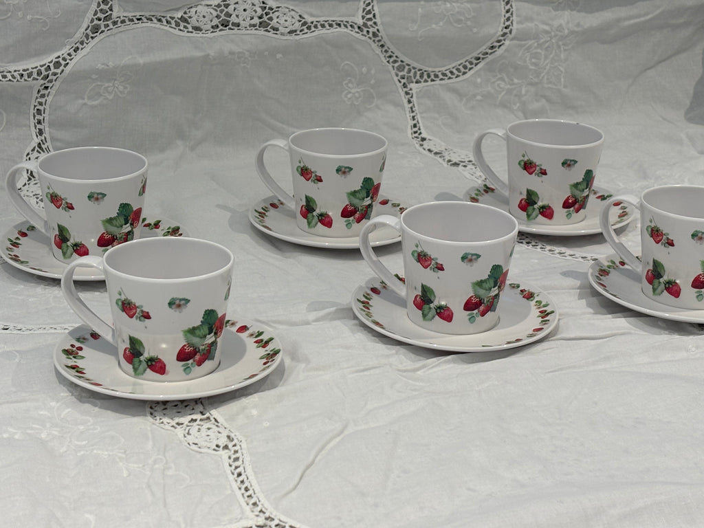 Service à Café Fraise 12 Pièces en Mélamine – 6 Tasses & 6 Soucoupes