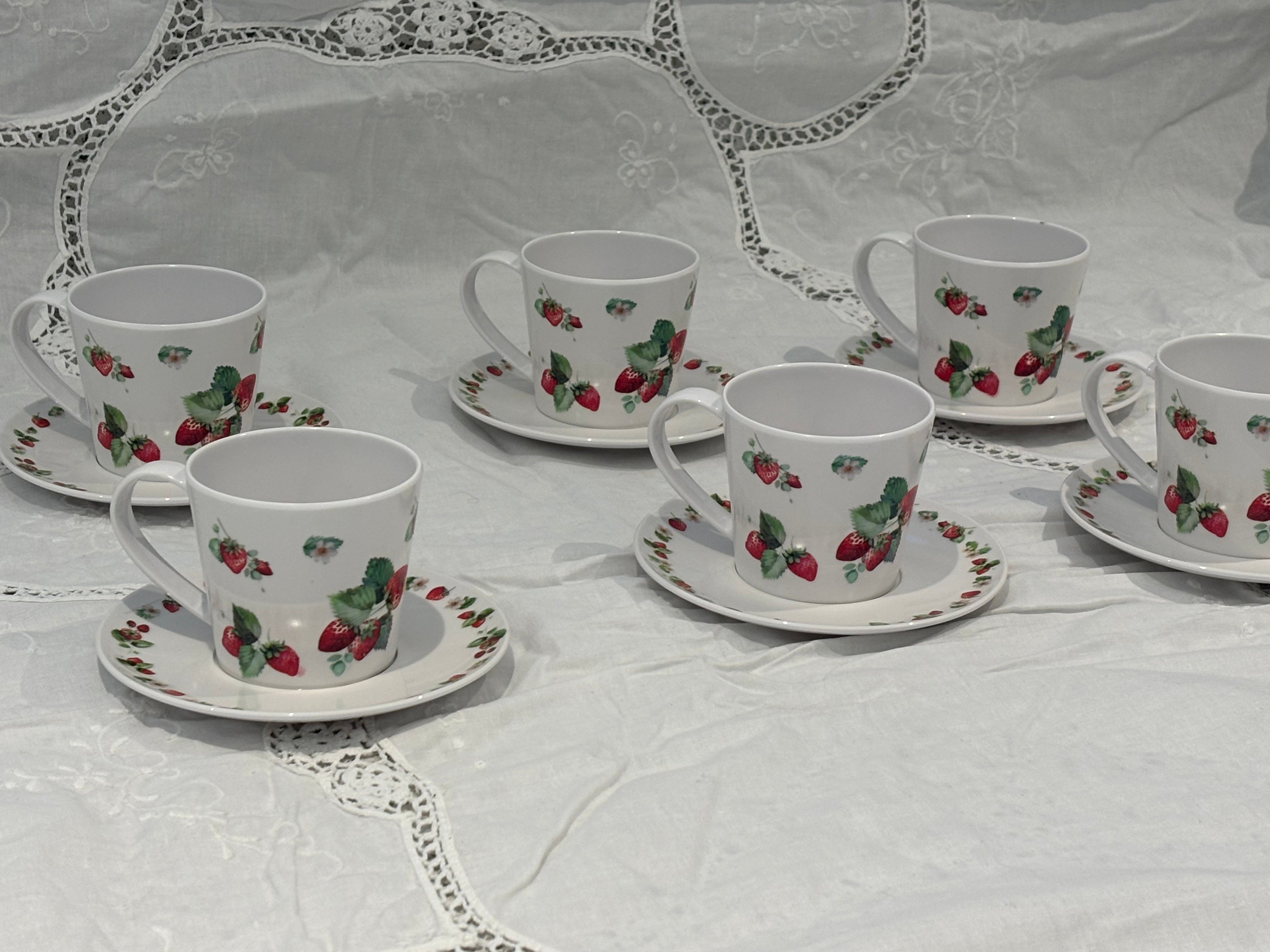 Service à Café Fraise 12 Pièces en Mélamine – 6 Tasses & 6 Soucoupes