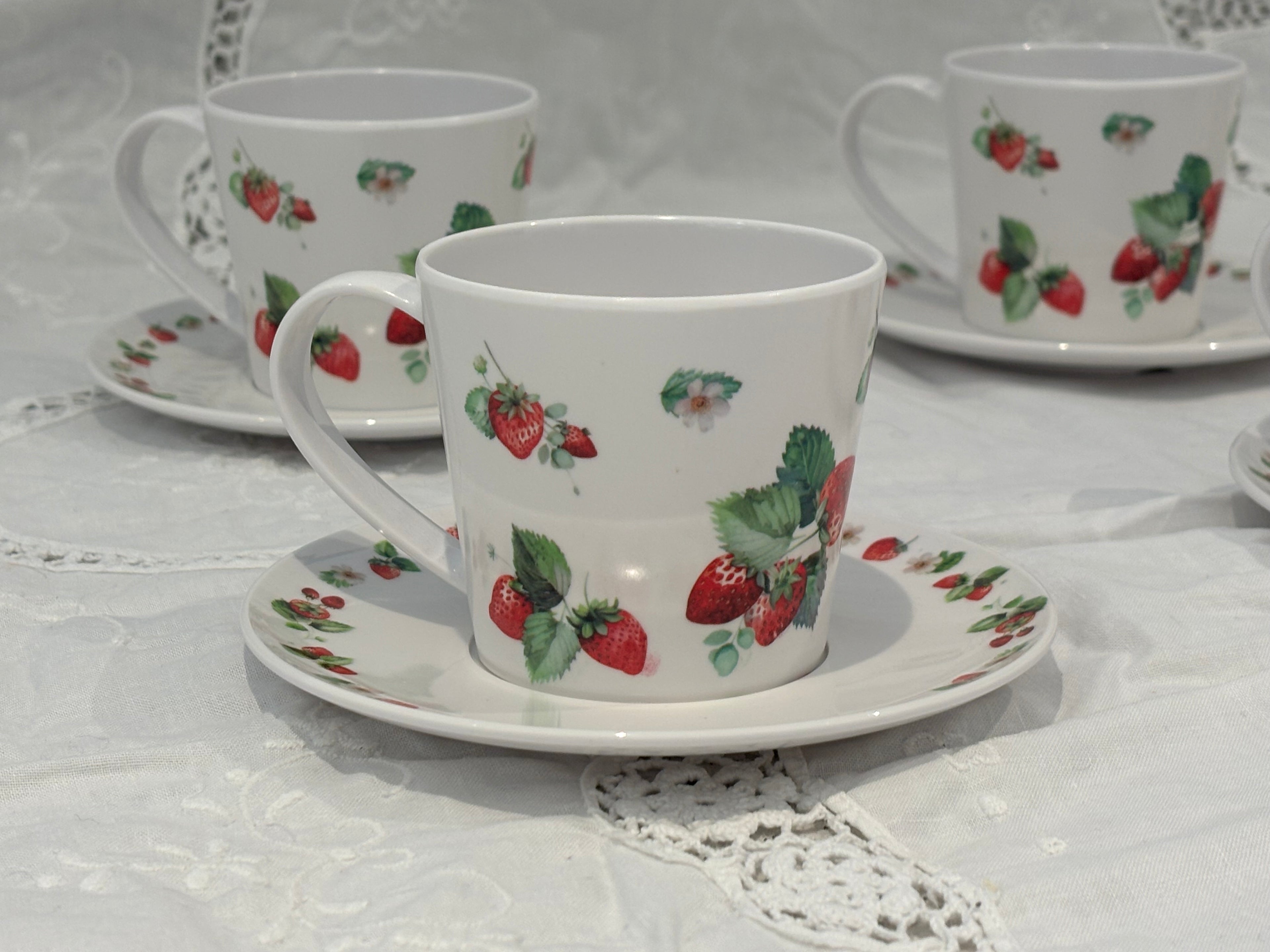 Service à Café Fraise 12 Pièces en Mélamine – 6 Tasses & 6 Soucoupes
