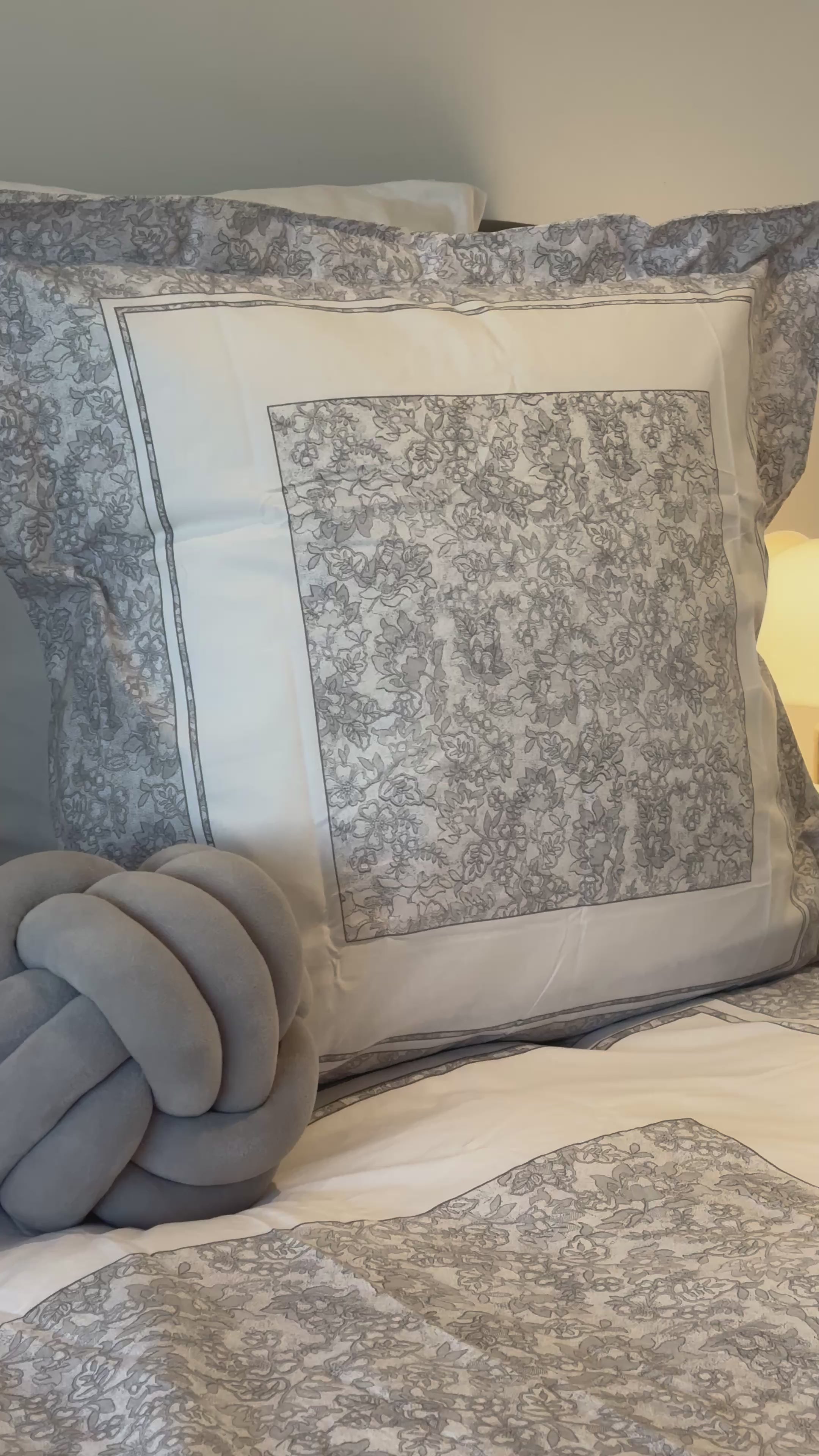 Housse de couette 200x200 motif fleurs grises 100% Coton