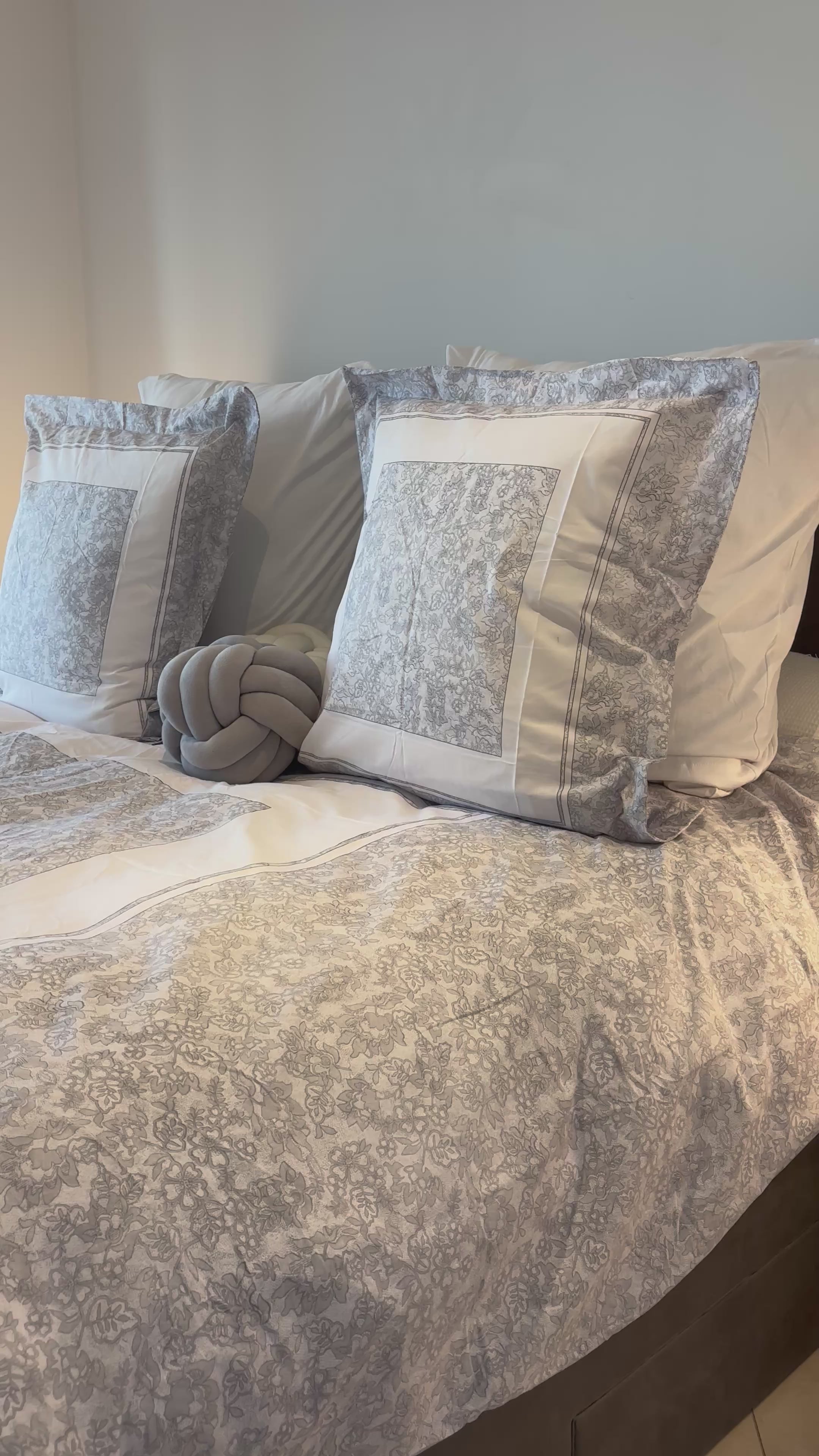 Housse de couette 200x200 motif fleurs grises 100% Coton